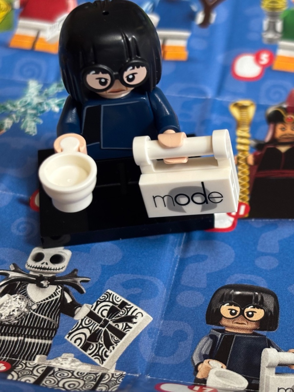LEGO DISNEY Series 2 "Edna Mode" coldis2-17 with stand, pamphlet & accessories.